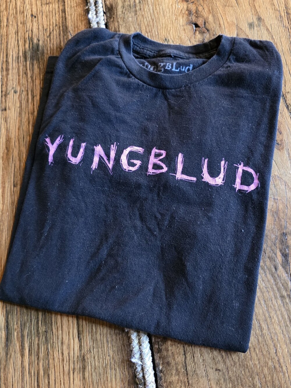 Hottopic Yungblud Black T‑Shirt with Pink Logo Medium